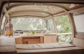 Mit unserem Picknick-Bully erlebst du Reisen wie es früher einmal war. Die Besinnung auf den Moment tritt in den Vordergrund. Die Verbindung mit sich selbst wird wieder spürbar. Gemeinsamkeiten werden bei dieser Art des Reisens neu entdeckt und vieles mehr.
Den Picknick Bus kannst du über das Wochenende buchen oder auch für eine ganze Woche. Dazu gibt es die Möglichkeit eine vorgefertigte Route mit einem spannenden Roadbook zu buchen oder aber auch mit unserem einzigartigen Lovebook. Also einem Buch, dass euch als Paar hilft sich wieder aufeinander zu besinnen.